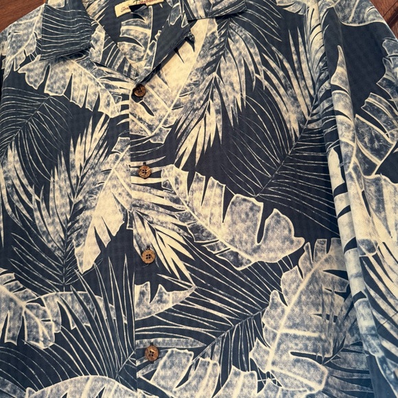 Tommy Bahama Silk Hawaiian Leaf Pattern Button Shirt - Picture 2 of 4